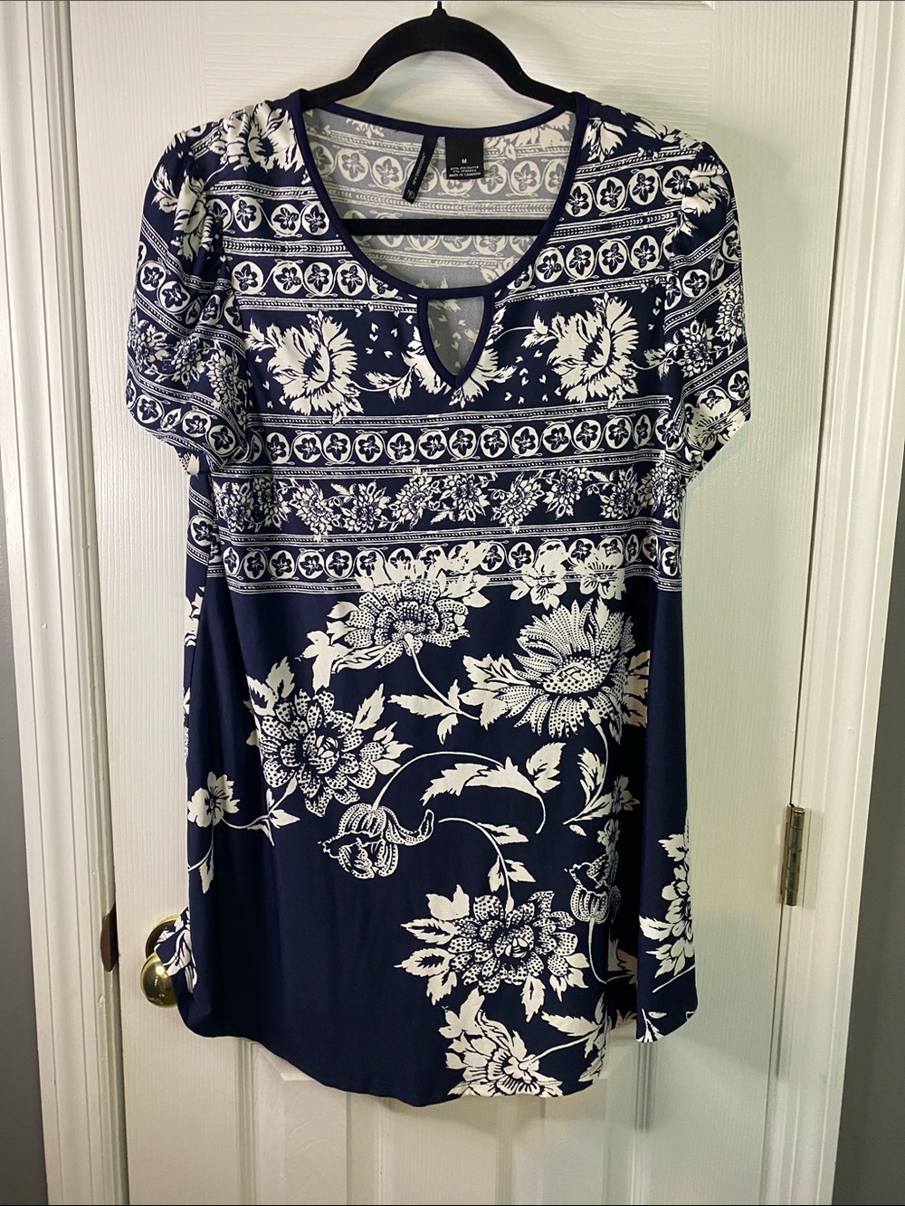 new directions Navy and White Floral Keyhole Tunic Dress Size Medium.